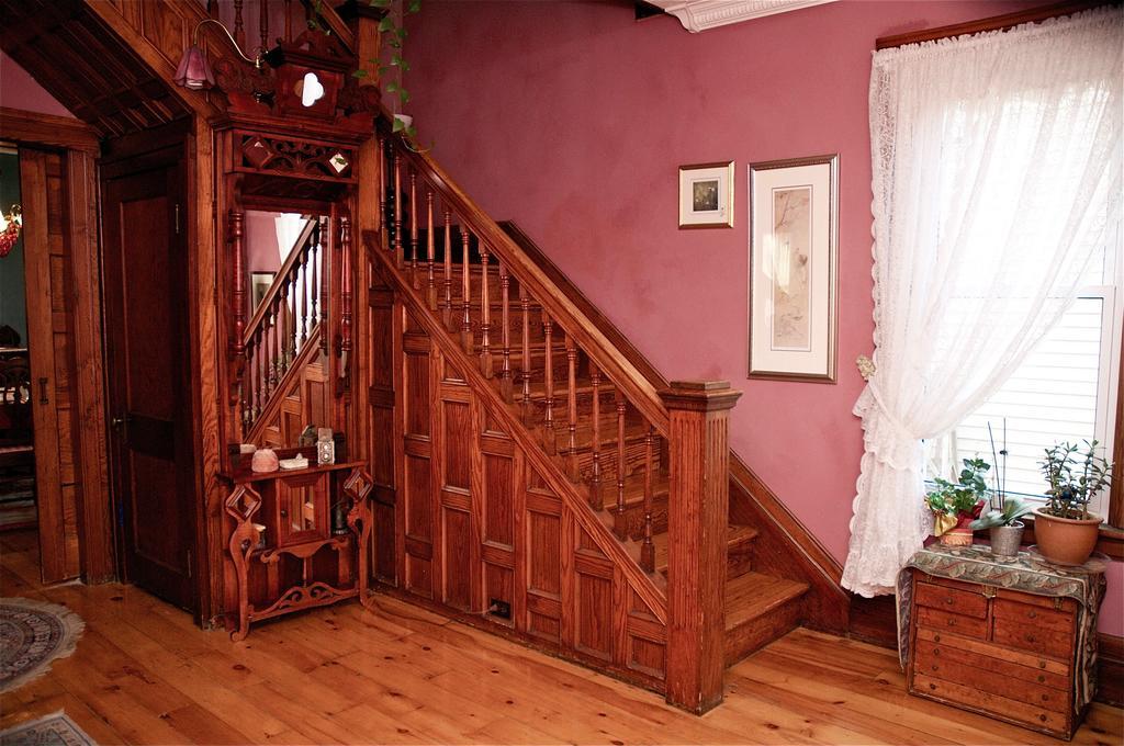 Bondy House Bed & Breakfast Amherstburg ภายนอก รูปภาพ