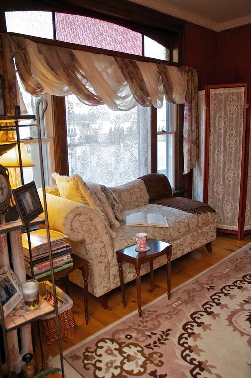 Bondy House Bed & Breakfast Amherstburg ภายนอก รูปภาพ