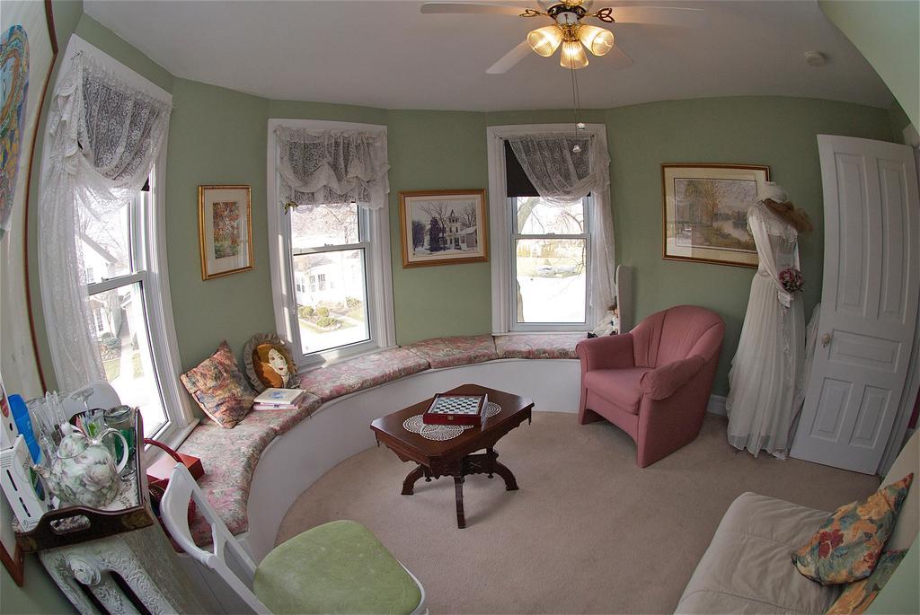 Bondy House Bed & Breakfast Amherstburg ภายนอก รูปภาพ