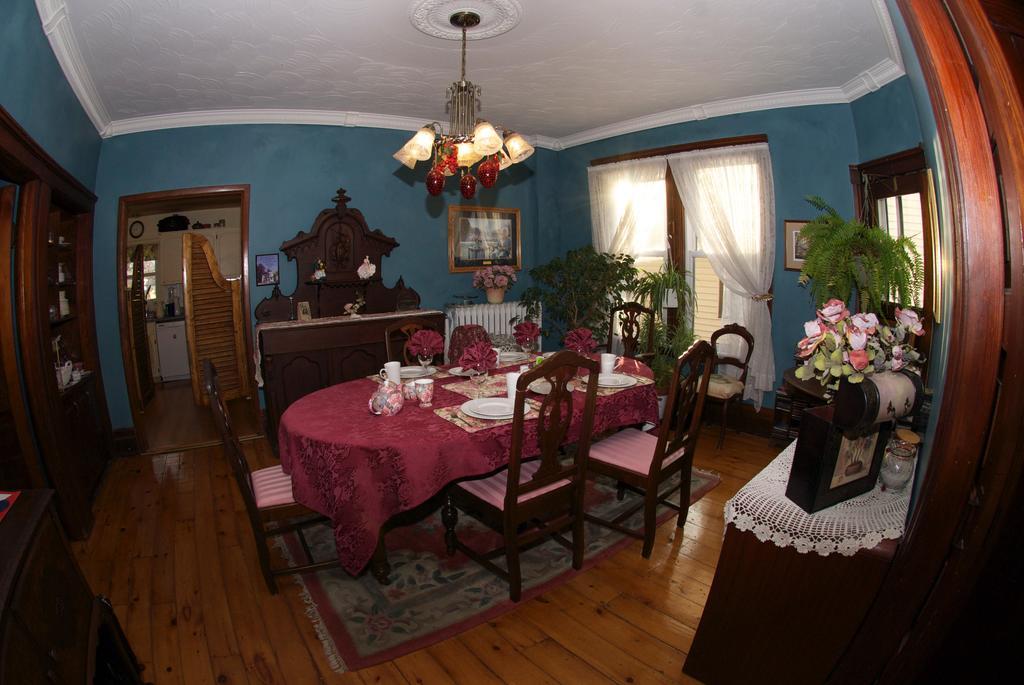 Bondy House Bed & Breakfast Amherstburg ภายนอก รูปภาพ