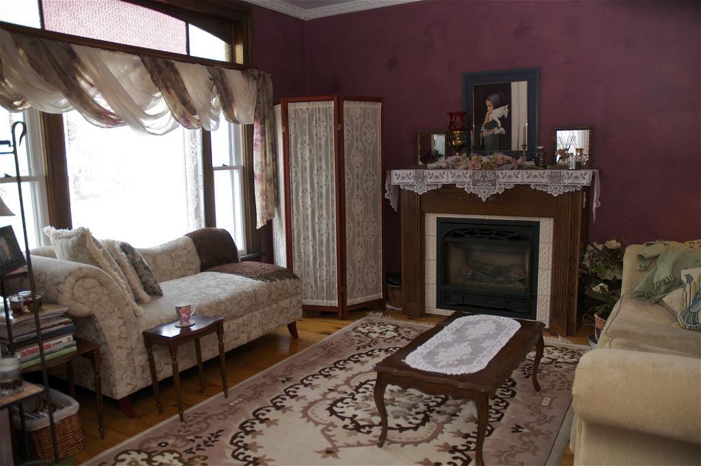Bondy House Bed & Breakfast Amherstburg ภายนอก รูปภาพ