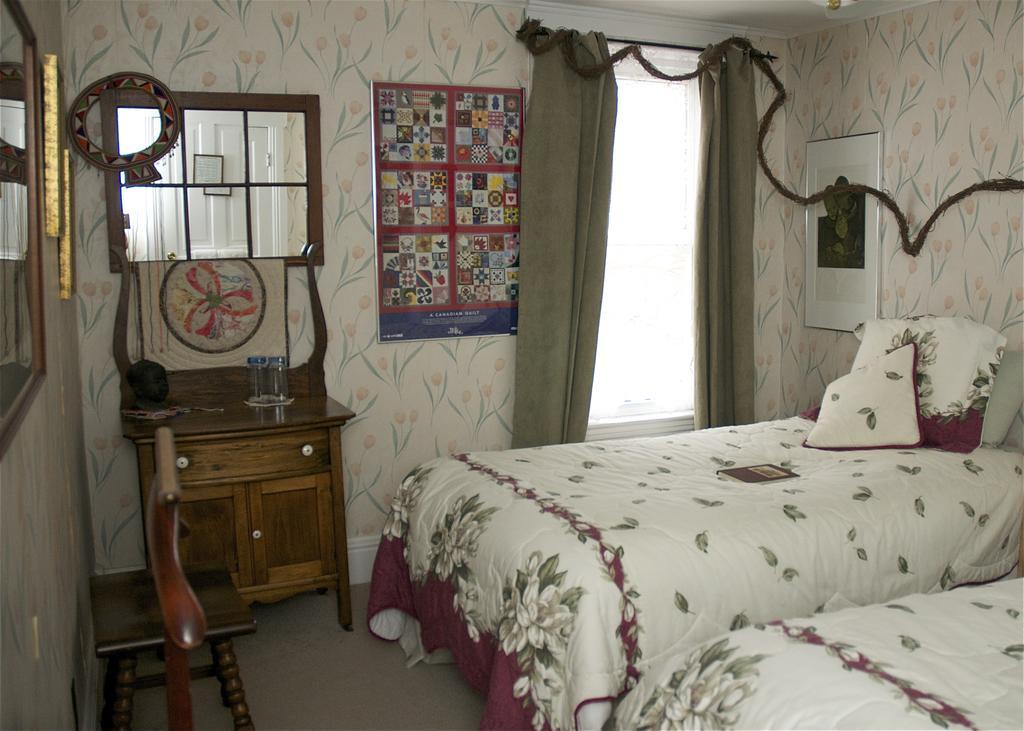 Bondy House Bed & Breakfast Amherstburg ภายนอก รูปภาพ