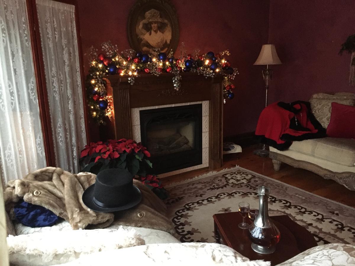 Bondy House Bed & Breakfast Amherstburg ภายนอก รูปภาพ
