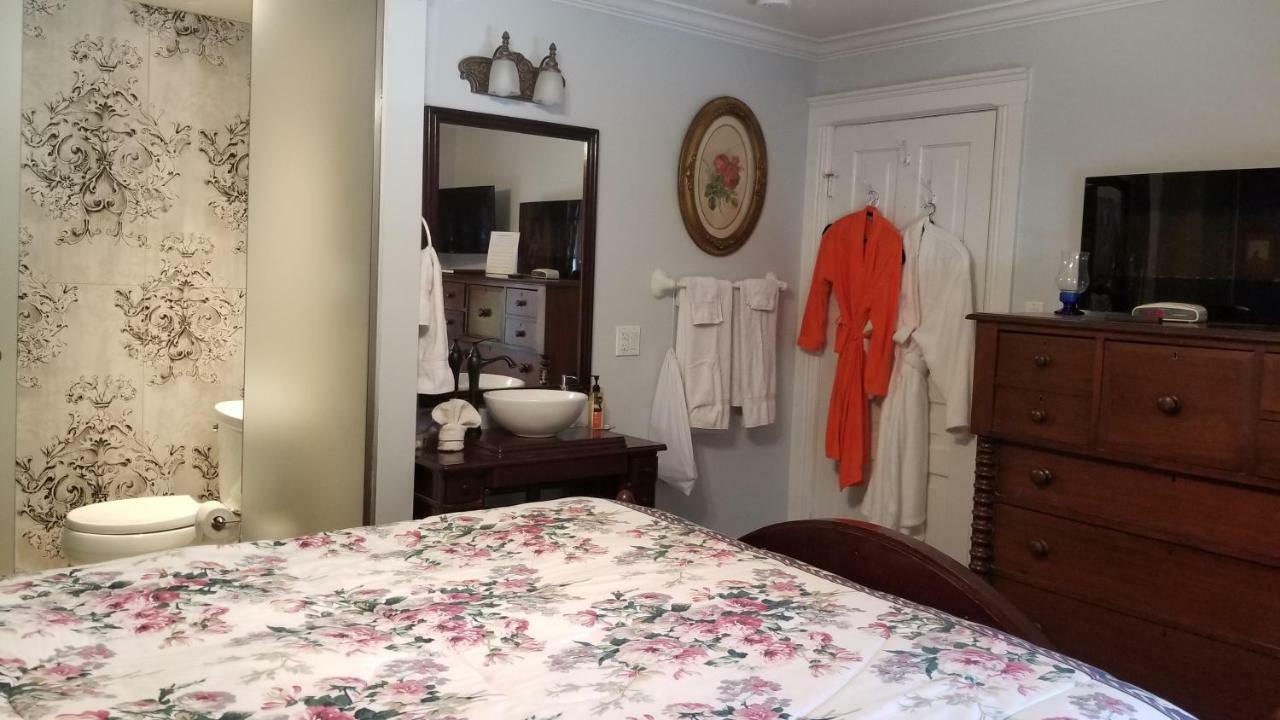 Bondy House Bed & Breakfast Amherstburg ภายนอก รูปภาพ